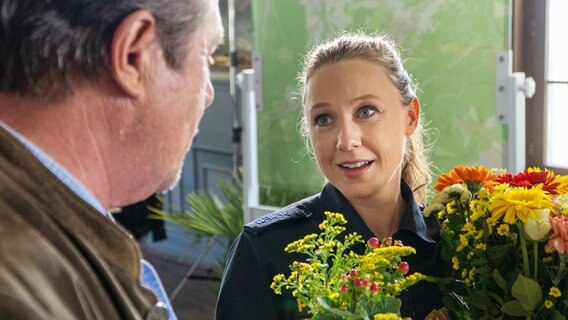 Sophia Strasser (Katharina Leonore Goebel, r.) bedankt sich bei Beissl (Andreas Giebel, l.) für den freundlichen Empfang. © NDR/ARD/Lucky Bird Pictures/Savoy Film Productions 