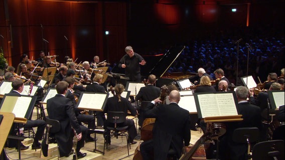 Das NDR Elbphilharmonie Orchester spielt mit Pianist Emanuel Ax unter der Leitung von Chefdirigent Alan Gilbert das Eröffnungskonzert des Schleswig-Holstein Musik Festivals 2024. © Screenshot 