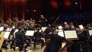 Das NDR Elbphilharmonie Orchester spielt mit Pianist Emanuel Ax unter der Leitung von Chefdirigent Alan Gilbert das Eröffnungskonzert des Schleswig-Holstein Musik Festivals 2024. © Screenshot 