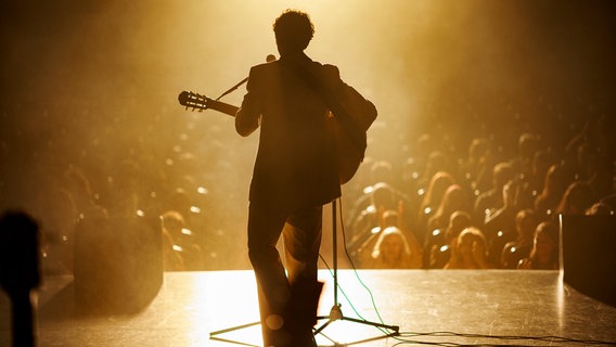 Überwindet Selbstzweifel und Komplexe: Leonard Cohen (Alex Wolff) auf der Bühne. © NDR/Nikos Nikolopoulos 