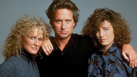 Zwischen zwei Frauen: Dan Gallagher (Michael Douglas), seine Ehefrau Beth (Anne Archer) und seine Affäre Alex Forrest (Glenn Close, li.) © ARD Degeto/Paramount Pictures 