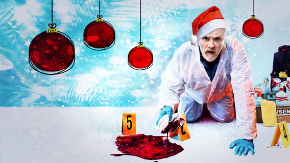 Ein Mann mit Weihnachtsmannmütze putzt einen blutigen Tatort. © NDR/Onegate 