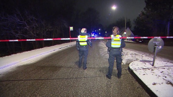 Das Absperrband zieht sich quer über die Straße, während zwei Polizistinnen an der Absperrung stehen. © TV News Kontor Foto: Screenshot