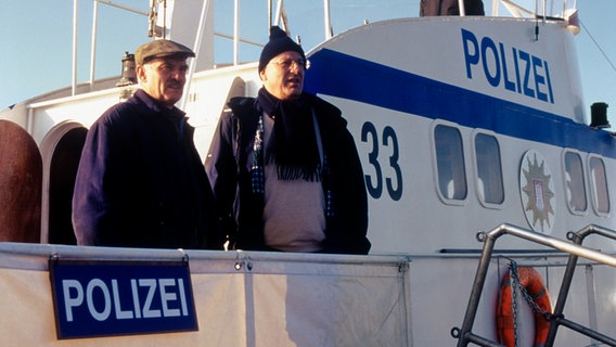 Szene aus dem Tatort "Tod vor Scharhörn" von 2001: Stoever  und Brockmöller auf dem Polizeiboot. © NDR/M. Sawhney 