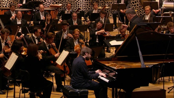 Pianist Daniil Trifonov mit dem NDR Elbphilharmonie Orchester unter Leitung von Alan Gilbert beim Konzert im Großen Saal der Elbphilharmonie. © Screenshot 