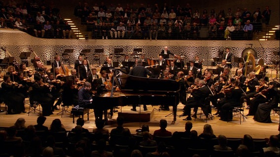 Pianist Daniil Trifonov mit dem NDR Elbphilharmonie Orchester unter Leitung von Alan Gilbert beim Konzert im Großen Saal der Elbphilharmonie. © Screenshot 