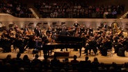 Pianist Daniil Trifonov mit dem NDR Elbphilharmonie Orchester unter Leitung von Alan Gilbert beim Konzert im Großen Saal der Elbphilharmonie. © Screenshot 