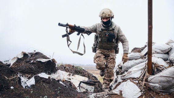 Ein prorussischer Kämpfer mit Gewehr geht bei Donezk durch einen Schützengraben. © Sean Langan/ Tiger Nest Films 