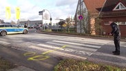 Ein Polizeiwagen an einem Zebrastreifen im Hamburger Stadtteil Neuengamme. Dort wurde ein Junge von einem Auto angefahren. © Andre Hellwig TV Elbnews Foto: Screenshot