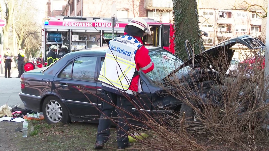 Schwerer Unfall in Eilbek: Auto erfasst Fußgänger