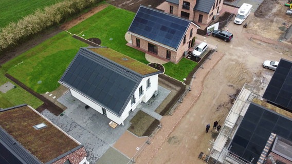 Eine Siedlung mit Häusern von Viebrockhaus von oben. Die Dächer der Häuser sind mit Photovoltaikanlagen ausgestattet. © Screenshot 