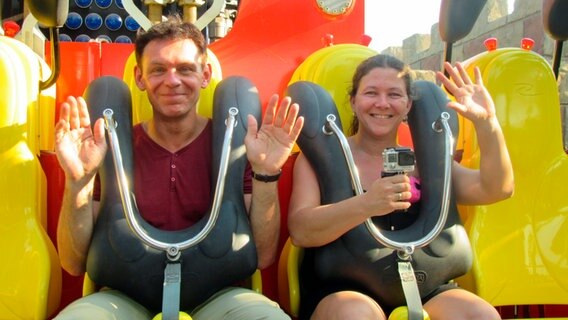 Miriam und Helmut Eberle sind auf der Insel Hon Tre bei Nah Trang in Vietnam. Die Insel ist der Europapark Vietnams. Sie fahren mit den Fahrgeschäften und genießen den spaßigen Ausflug. © BR/Bewegte Zeiten GmbH/Antonia Köpp 