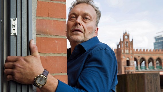 Manfred Kerner (Thomas Schmuckert), Inhaber des K&K-Kurierdienstes, ringt auf dem Fenstersims seines Büros an der Oberbaumbrücke um sein Leben. © ARD/Daniela Incoronato 