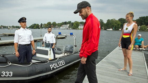 Doping oder Mord aus Eifersucht? Wolf Malletzke (Christoph Grunert, l.) und Fahri Celik (Hassan Akkouch, im HG.) haben den Trainer Martin Lubitsch (Robert Kuchenbuch, 2.v.r.) und Juliane Spieker (Katharina Behrens), die Ruderpartnerin der ermordeten Olympionikin im Verdacht. © ARD/Daniela Incoronato 