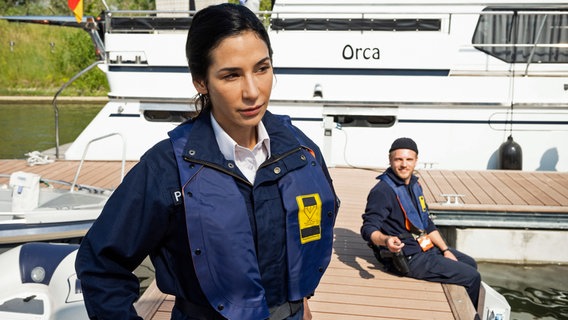 Wer ist der Eigentümer von dem führerlosen Boot? Ein Fall für Arda Turan (Yasemin Cetinkaya) und Frank van Dijk (Niklas Osterloh) © WDR/ARD/Martin Valentin Menke 