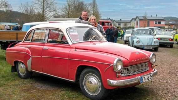 "Karlchen" mit Angelina und Enrico Martin - in dem charmanten 311er Wartburg machte sie ihm einen Heiratsantrag. © MDR/Melanie Kahl 