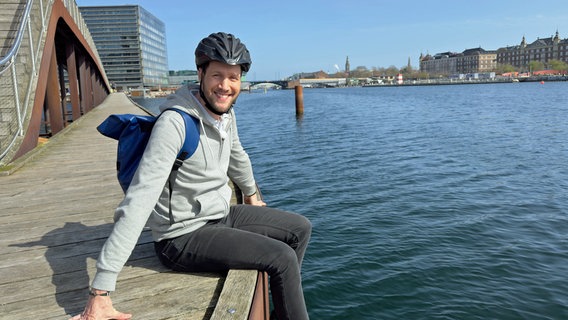 Reporter Sven Kroll genießt seinen Städtetripp in Dänemarks Landeshauptstadt am Ufer der Ostsee. © SWR/NDR/WDR/Bavaria Entertainment GmbH 