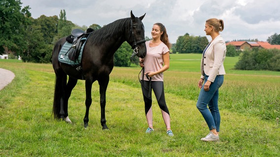 Johanna Beissl (Ines Lutz, r. mit Komparsin) ist live dabei als ein schweres Reitunglück geschieht. Doch ist es überhaupt ein Unglück, oder ist es vielmehr ein Anschlag? © ARD/Lucky Bird Pictures/Angela M. Schlabitz 