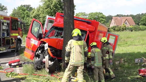 Feuerwehrleute an einen Rettungswagen, der gegen einen Baum gefahren ist © NonstopNews 
