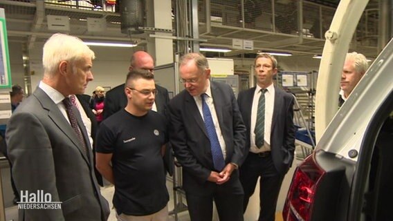 Ministerpräsident Stephan Weil besucht ein VW-Werk.  