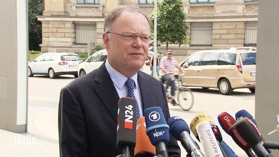 Ministerpräsident Weil gibt eine Pressekonferenz.  