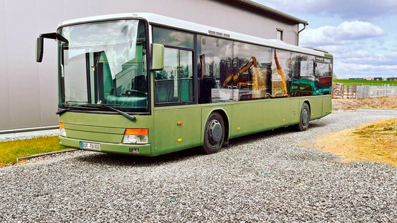 Der 12 Meter lange Schulbus ist neu lackiert und wird von Familie Rudolf zum Campingbus umgebaut. © WDR/Sagamedia/Friederike Nehrkorn 