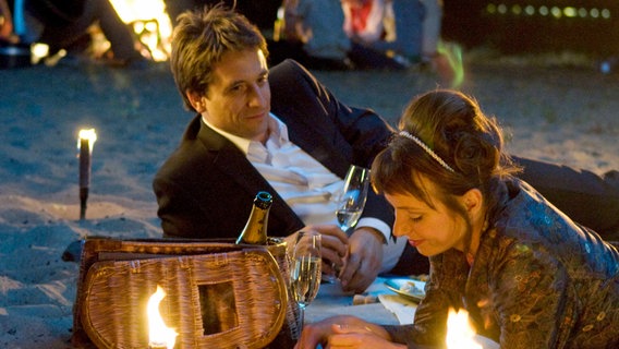 Bei einem romantischen Picknick am Hamburger "Strand" kommen Siegfried (Oliver Mommsen) und Sandra (Julia Koschitz) sich langsam näher. ©  NDR/ARD Degeto/Christine Schroeder 