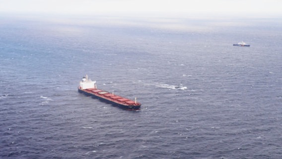 Die chinesische Frachter "Yi Peng 3" begleitet von Marine- und Küstenwachschiffen in der Ostsee. (Screenshot) © Screenshot 