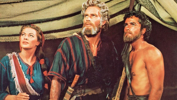 Moses (Charlton Heston, Mitte), Zippora (Yvonne De Carlo) und Josua (John Derek) © Paromount Pictures 