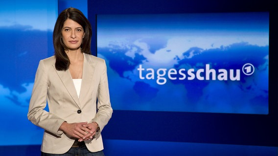 Sprecherin der Tagesschau Linda Zervakis im Studio © NDR Foto: Dirk Uhlenbrock