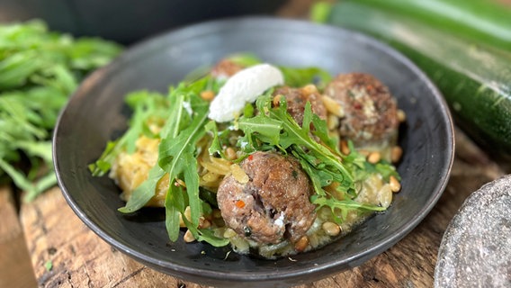 Fleischbällchen mit Zitrone und Reisnudeln © NDR Foto: Florian Kruck