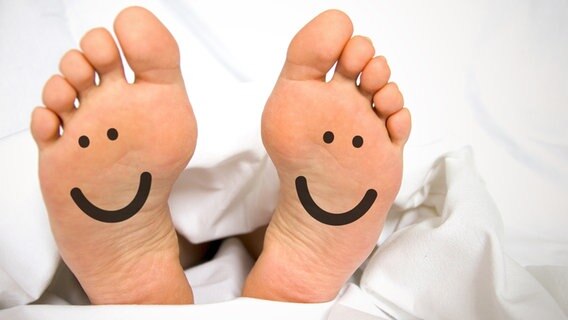 Fußsohlen mit Smiley-Gesicht. © fotolia Foto: VRD