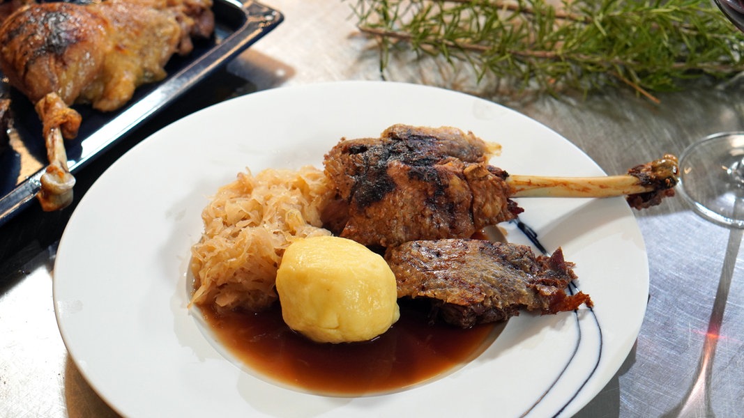 Gänsebraten mit Kartoffelklößen und Sauerkraut | NDR.de - Ratgeber ...