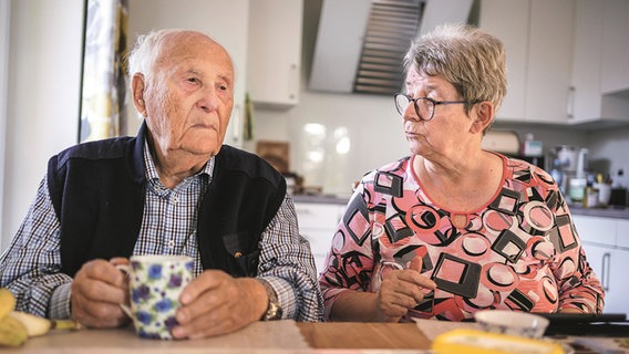 Holocaust-Überlebender Albrecht Weinberg und seine Freundin und Pflegerin Gerda Dänekas beim Kaffee © Jesco Denzel Foto: Jesco Denzel