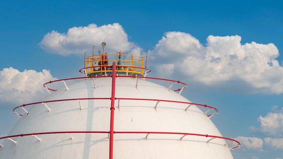 Gasspeicher vor blauem Himmel mit weißen Wolken. © Panthermedia Foto: Fahroni