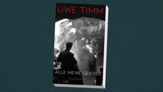 Ein Mann blickt auf einem schwarz-weißen Buchcover in eine Art Weltkugel zurück. Dort sitzen und tanzen Männer und Frauen in einem Club aus dem 50ern. © Kiepenheuer und Witsch Foto: Kiepenheuer und Witsch