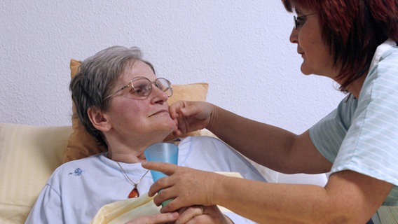 Zuwendung bei der Kranken- und Altenpflege. © (c) dpa - Report Foto: Peter Endig