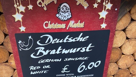 deutsche Bratwurst, Schild auf Weihnachtsmarkt in London © NDR Foto: Gabi Biesinger