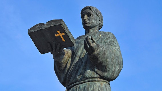 Statue von St. Ansgar (801-865), Bischof von Hamburg-Bremen, an der Hamburger Brooksbrücke. © picture alliance / imageBROKER Foto: Helmut Meyer zur Capellen