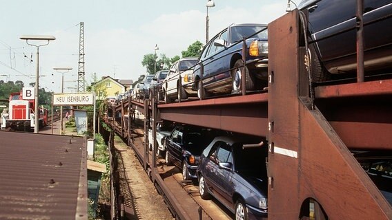 In Neu-Isenburg bei Frankfurt/Main wurden Autos auf den Autoreisezug verladen und warten nun auf die Abfahrt in den sonnigen Süden. Aufgenommen im Mai 1991. © picture-alliance / dpa Foto: von Stackelberg