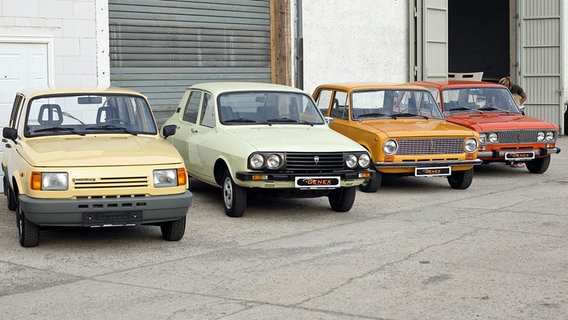 Alte Automobile - (v.l.n.r.) - Wartburg 1,3, Dacia 1300 TX, Shiguli/Lada 1200, Lada 1500s) aus der früheren Sowjetunion und der DDR stehen am 02.10.2014 vor einer Halle der Genex Automobile und Technik in Brandis (Sachsen) bei Leipzig. © picture alliance / ZB Foto: Willnow