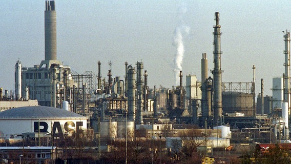 Der BASF-Industriekomplex in Ludwigshafen, von Norden aus gesehen (aufg. am 13.3.2000). © picture-alliance / dpa Foto: Matthias Ernert