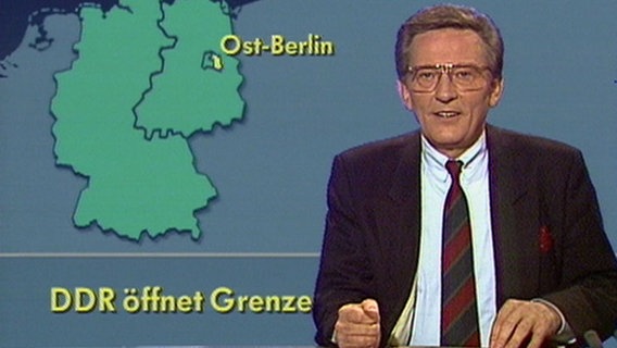 Tagesschau-Sprecher Joachim Brauner verkündet am 9. November 1989 die Nachricht, dass die DDR ihre Grenzen öffnet. © picture alliance / dpa 