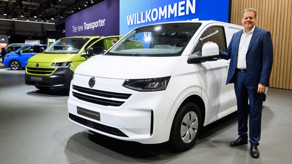 Carsten Intra, Vorstand Volkswagen Nutzfahrzeuge, steht vor dem neuen Transporter T7 bei der IAA Transportation in der Messe Hannover. (16.09.2024) © picture alliance/dpa Foto: Julian Stratenschulte