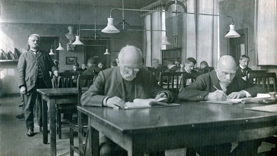 Lesesaal der Hamburger Öffentliche Bücherhalle, Kohlhöfen 21, im Jahr 1913 © Hamburger Öffentliche Bücherhallen 