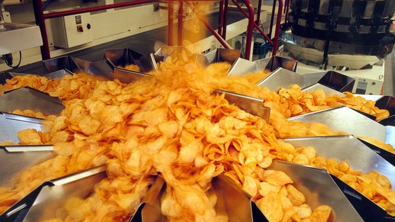 Produktion von Kartoffelchips (Red Chili) im niedersächsischen Werk des Backwarenherstellers Bahlsen in Hankensbüttel. Aufgenommen 1999. © picture-alliance / dpa | Bahlsen 