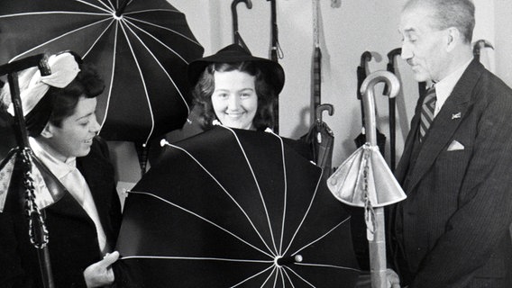 Messebesucher an einem Stand mit Regenschirmen der Firma Knirps, anlässlich der Wiener Modewoche im Haus der Mode "Palais Lobkowitz", Deutschland 1940er-Jahre. © picture alliance/VisualEyze/United Archives Foto: A. Schulze