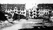 Zerstörte Mehrfamilienhäuser in der Heysestraße im Westen der Stadt Swinemünde am 12. März 1945 © Volksbund Deutsche Kriegsgräberfürsorge e.V. 