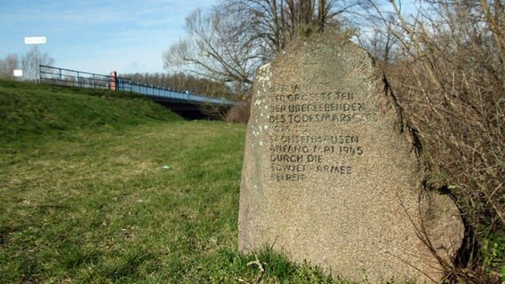 Findling mit Gedenk-Inschrift in der unmittelbaren Nähe zur Gedenkstätte "Die Mutter" an der Störtalbrücke in Raben Steinfeld © NDR Foto: Axel Seitz