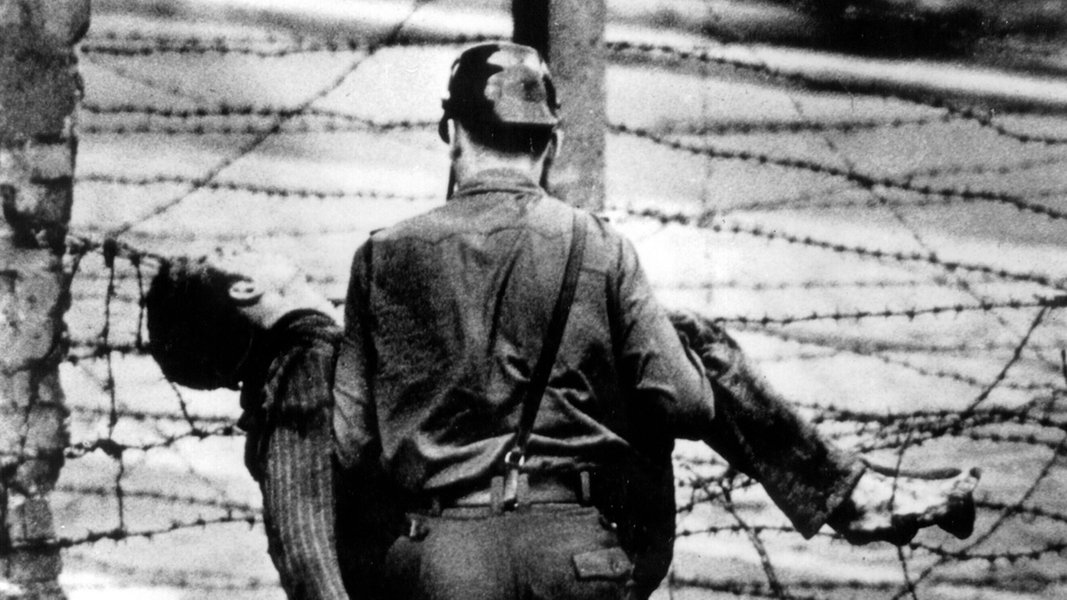 Ein Grenzsoldat trägt den bei seinem Fluchtversuch an der Berliner Mauer erschossenen Peter Fechter am 17. August 1962 davon. 